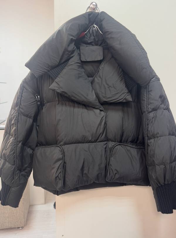 Женский пуховик укороченный черный, объемный, с рукавами на молнии